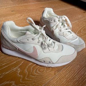 Nike Venture Runner Sail Pink Oxford *used*